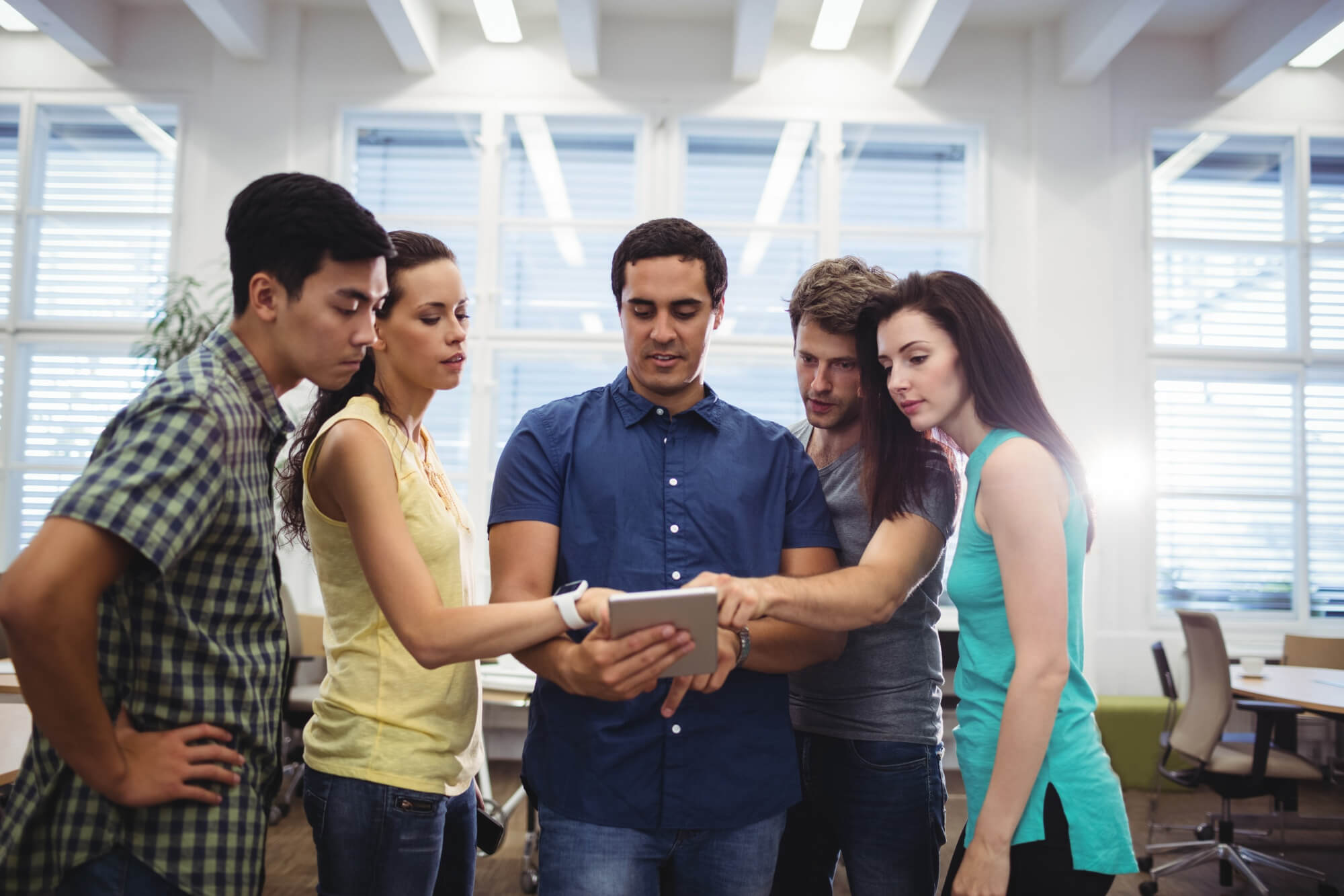 Equipo de trabajo revisando pendientes con el líder (Foto: Freepik | peoplecreations)